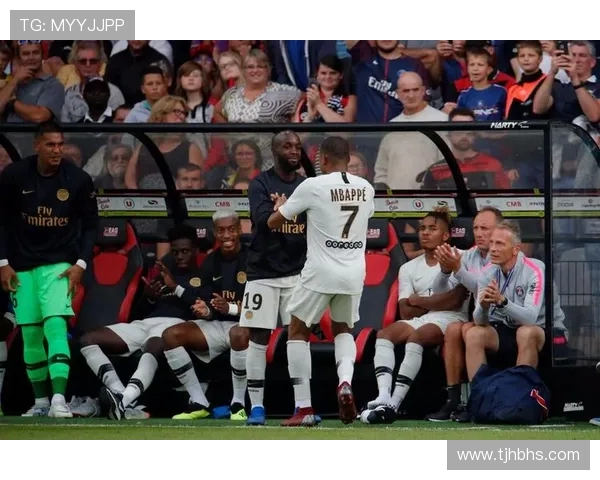 甘冈与巴黎比赛后数据分析揭示双方表现差异与战术调整